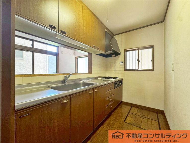 神戸市東灘区西岡本6丁目　中古戸建のキッチン|全居室フローリング！床下収納もあり収納豊富です！