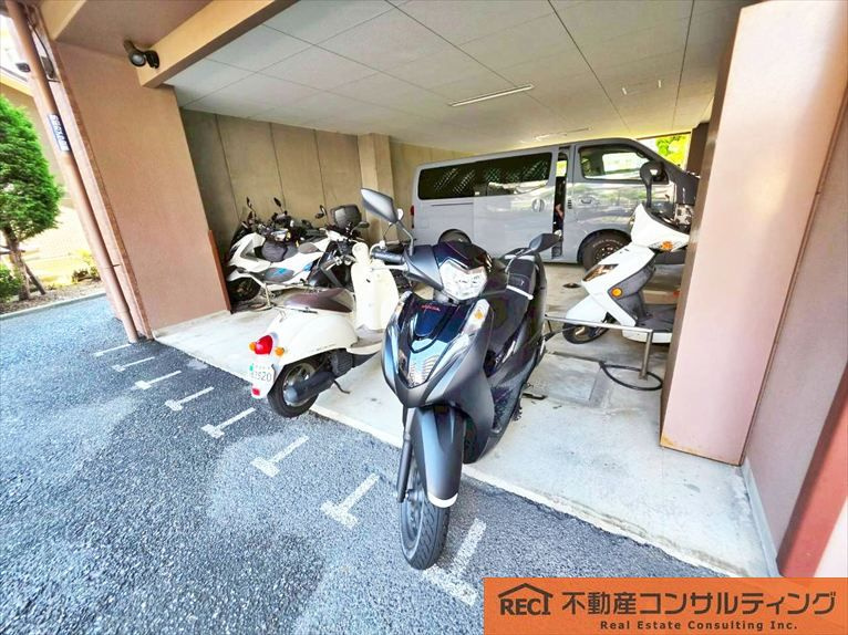 モンセーヌ西宮鳴尾の駐車場