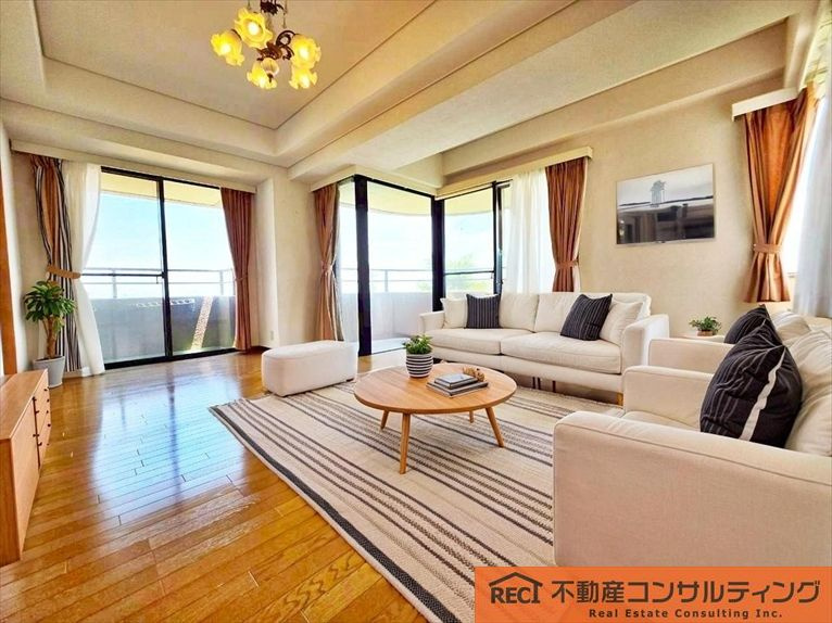 ライオンズマンション篠原北町の居間・リビング|全居室収納付き！WICもあり収納豊富！