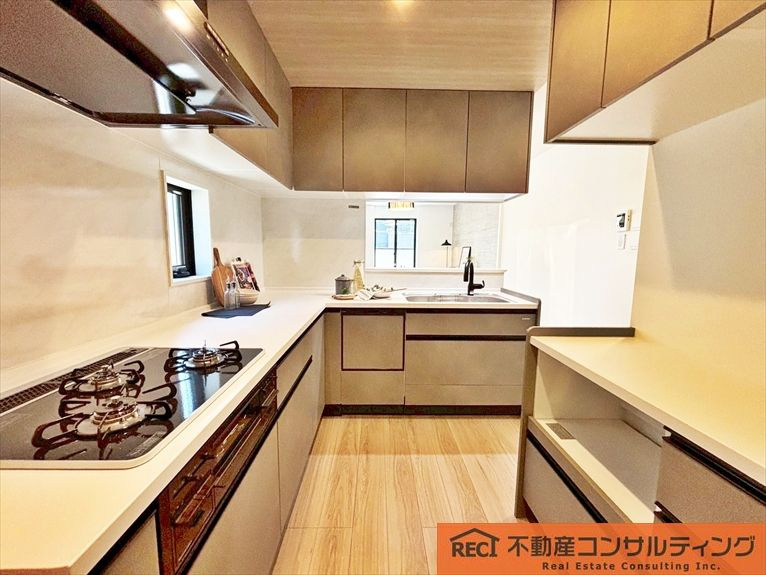 西宮市今津久寿川町　新築戸建のキッチン|全室2面採光！明るく陽当たり・通風良好です♪