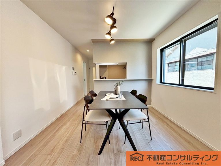 西宮市今津久寿川町　新築戸建の居間・リビング
