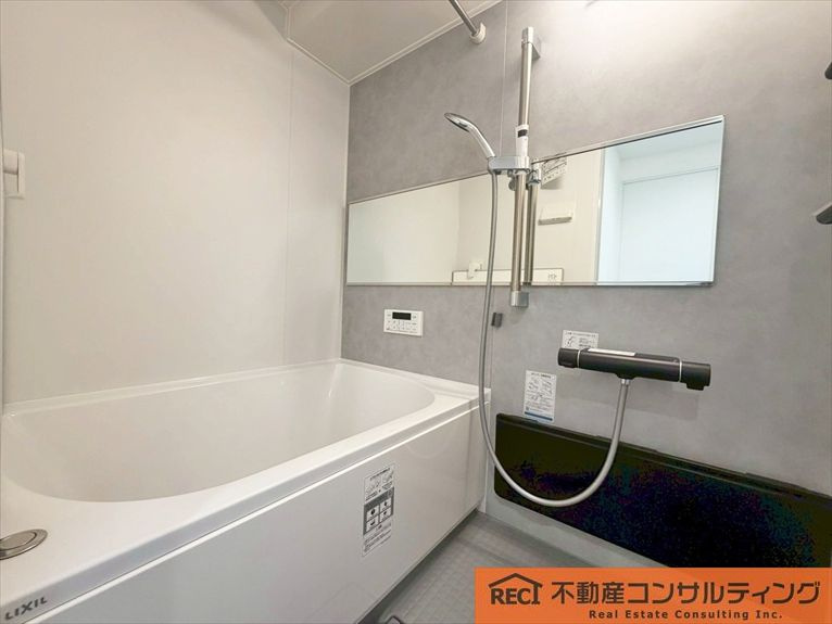 新神戸サンクレバーの浴室|4階角部屋！窓が多く開放感のある室内！