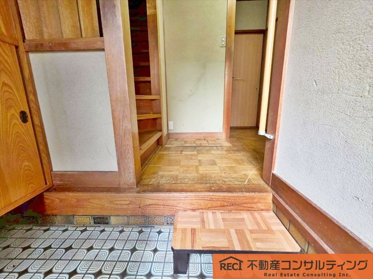 西宮市甲子園町　中古戸建の玄関