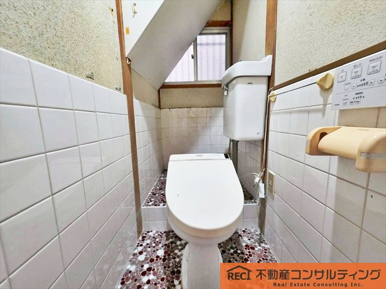 西宮市甲子園町　中古戸建のトイレ|南西向きで陽当たり・通風良好です