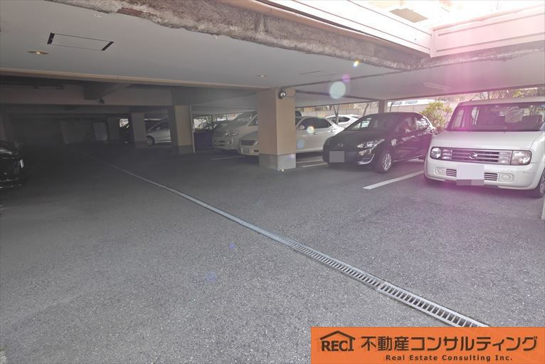 甲南グランドハイム御影の駐車場
