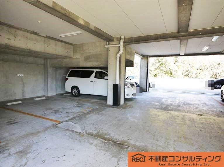 ドムール六甲山手の駐車場