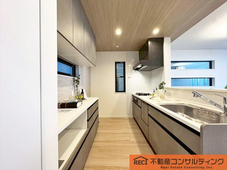 神戸市灘区灘北通５丁目　新築戸建のキッチン|広々シューズCL完備で玄関廻りもすっきり！