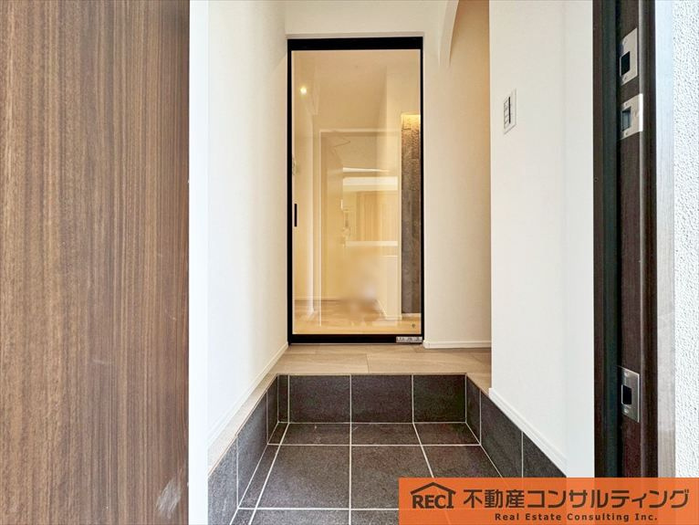 神戸市灘区城の下通3丁目　中古戸建の玄関