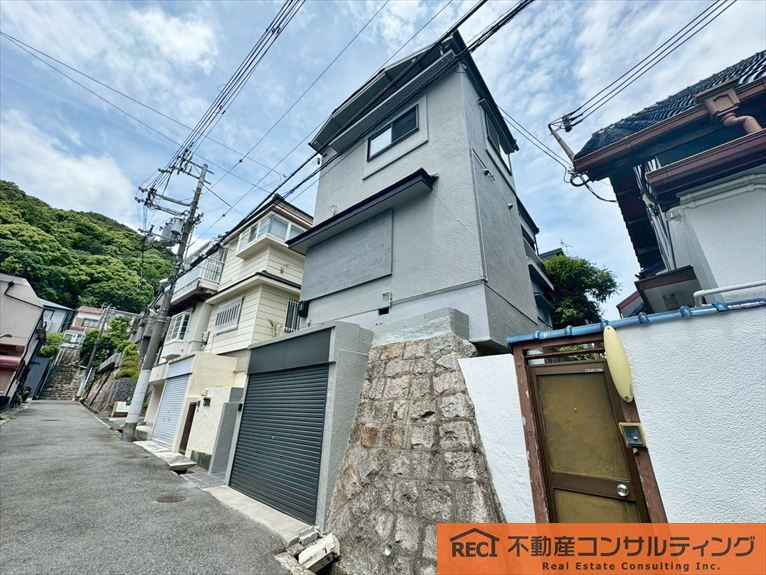 神戸市灘区城の下通3丁目　中古戸建の前面道路含む現地写真