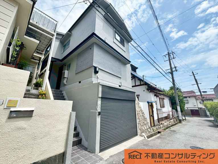 神戸市灘区城の下通3丁目　中古戸建の前面道路含む現地写真