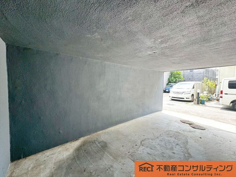 神戸市灘区城の下通3丁目　中古戸建の駐車場
