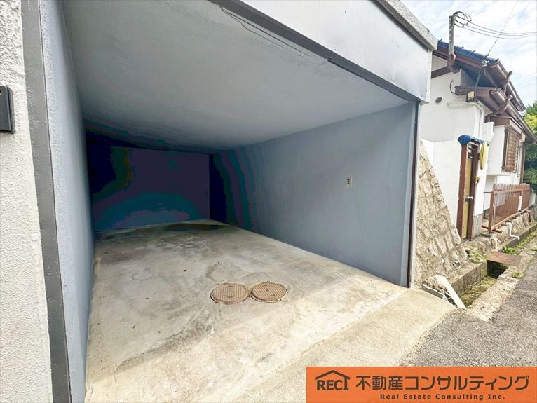 神戸市灘区城の下通3丁目　中古戸建の駐車場