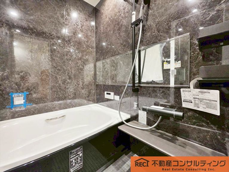 神戸市灘区城の下通3丁目　中古戸建の浴室|モダンテイストのおしゃれな内装