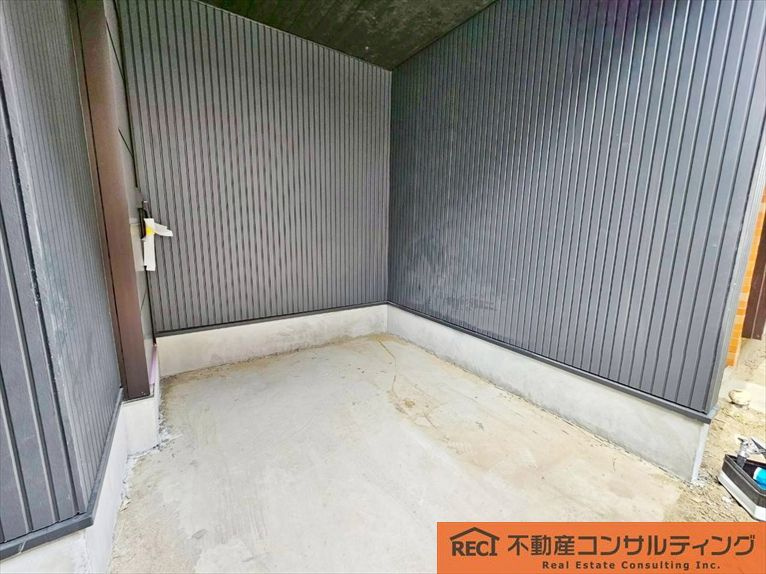 西宮市上田中町　新築戸建の駐車場