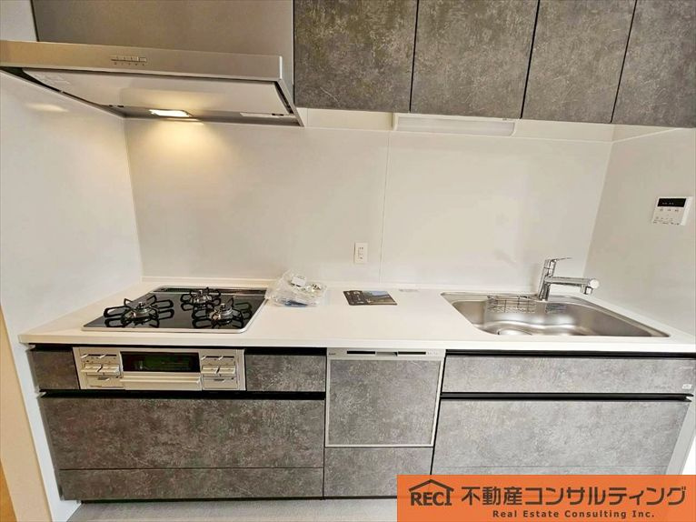 西宮市上田中町　新築戸建のキッチン|リビング階段で家族の帰宅時も安心