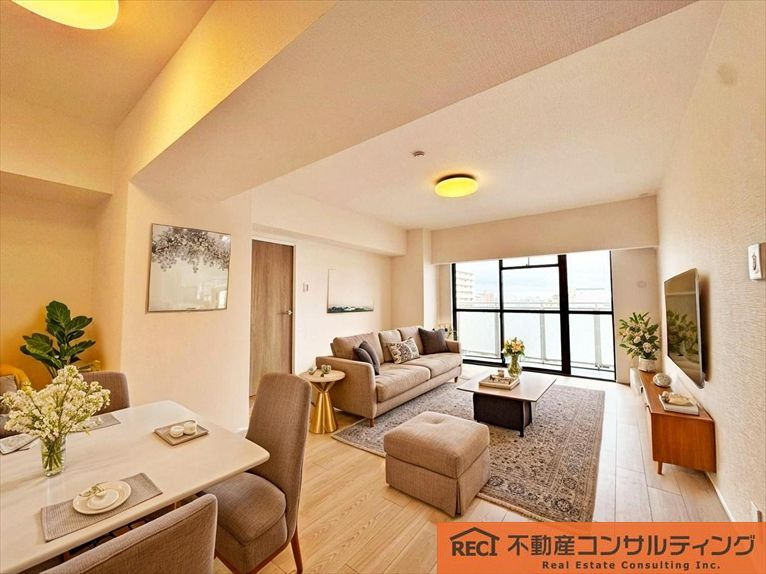 東灘ロイヤルマンションの居間・リビング|10階部分×角部屋で開放感があり眺望も良好！