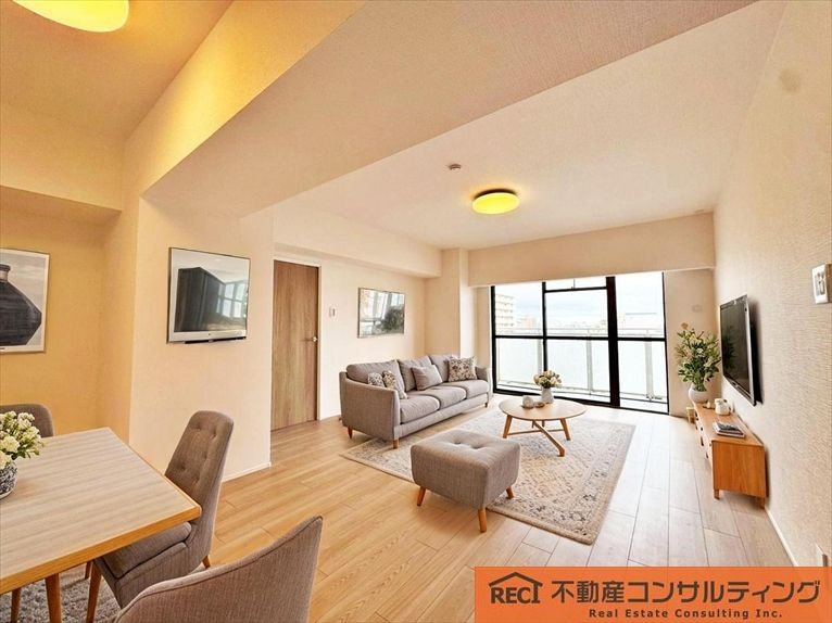東灘ロイヤルマンションの居間・リビング|3面採光で明るい室内です♪通風・陽当たりも良好！