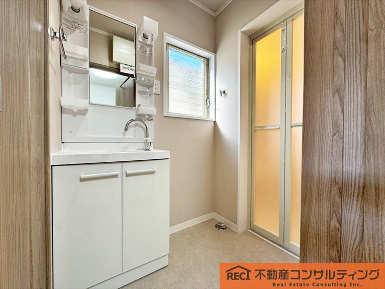 神戸市灘区岩屋中町1丁目　中古戸建の独立洗面台