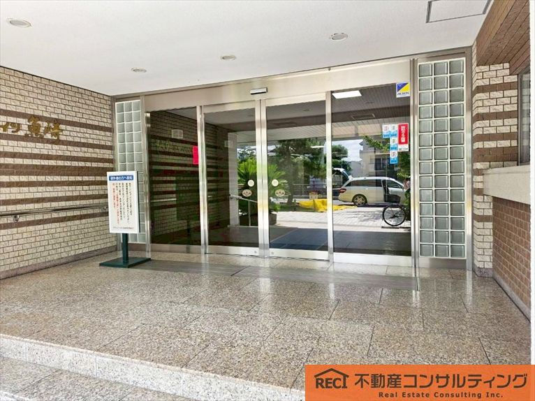 グランドハイツ魚崎のエントランス