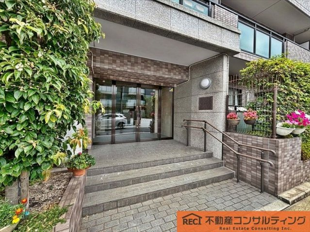ファミール甲子園浦風町のエントランス