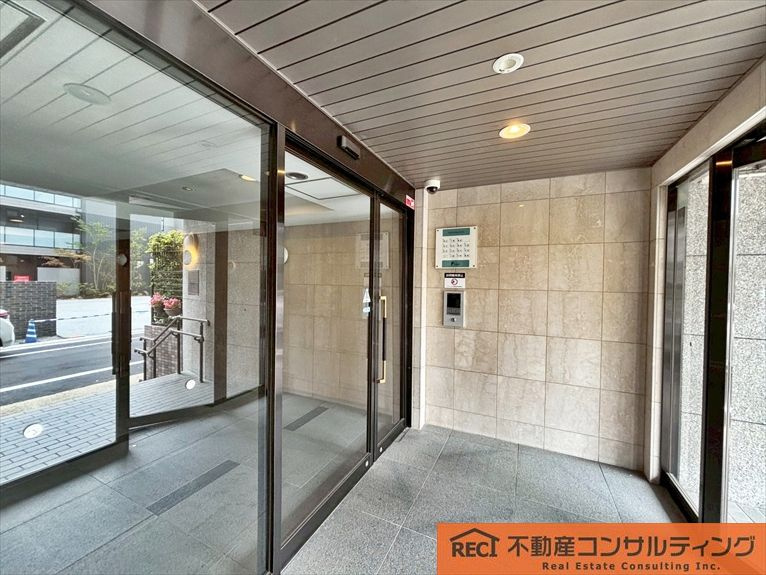 ファミール甲子園浦風町の玄関