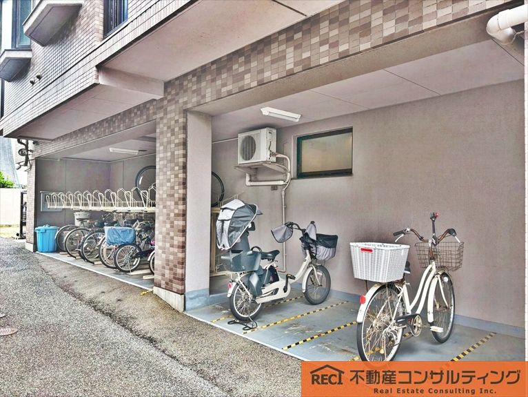 ファミール甲子園浦風町の駐車場