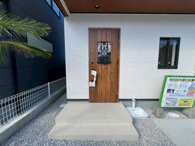 北中城村美崎新築戸建て 限定1棟の玄関|同施工会社の別物件画像です。参考としてご覧ください。