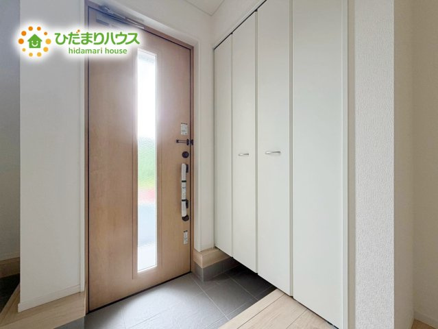 いわき市錦町第33　新築戸建　2号棟の玄関|玄関は常にすっきり片付いているのが理想！
これだけの大容量シューズボックスがあれば、捨てたくないものを捨てたりする必要もありません♪