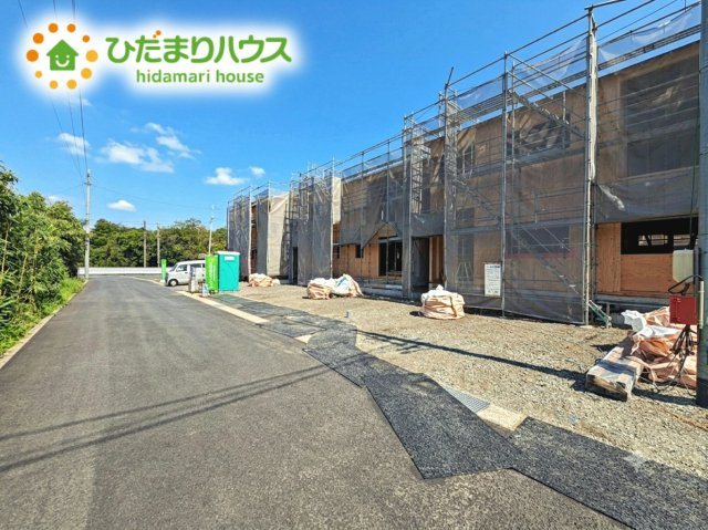いわき市錦町第33　新築戸建　2号棟の前面道路含む現地写真|新しい住まいに集う家族の温かさと陽光の暖かさ、楽しい毎日と明るい未来を予感させる「空間が織り成すひとつ先の住み心地」を演出します。