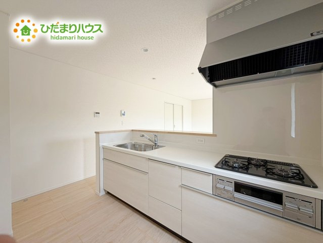 いわき市錦町第33　新築戸建　2号棟のキッチン|3口コンロでお料理する時間も短くなりそうですね(*‘∀‘)