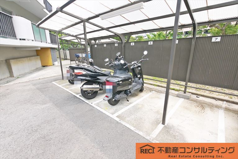 ドルミ灘B棟の駐車場
