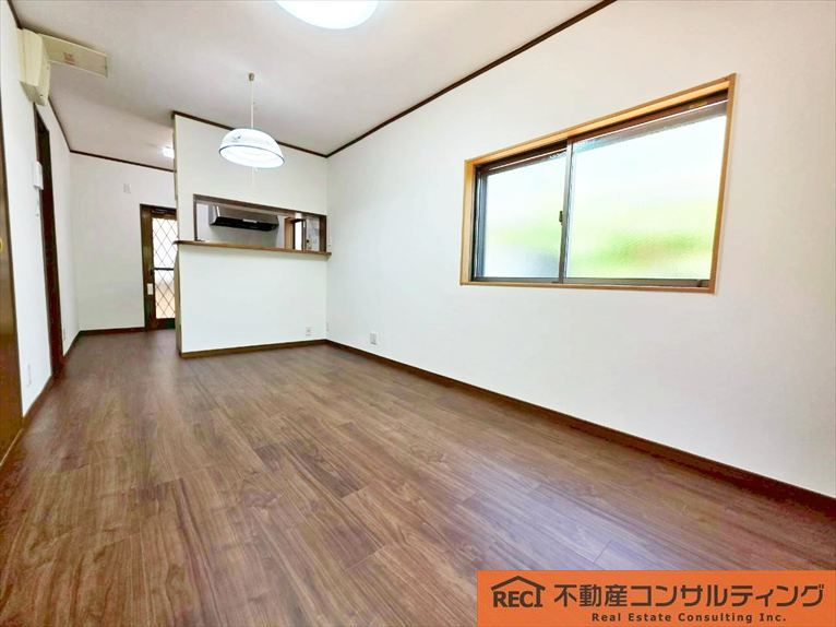 神戸市東灘区田中町4丁目　中古戸建の居間・リビング|趣味の時間を楽しめる南向きテラス付