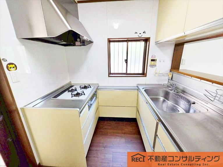 神戸市東灘区田中町4丁目　中古戸建のキッチン|家族との会話が弾む対面キッチン！
