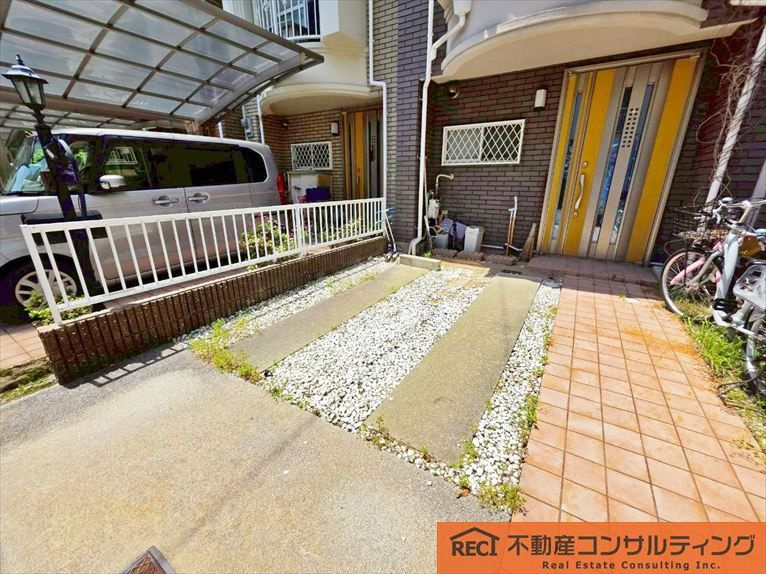 神戸市東灘区深江南町1丁目　テラスハウスの駐車場|1階リビングで買い物帰りの片付けも楽々♪