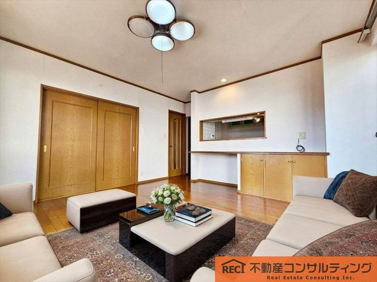 神戸市灘区畑原通1丁目　中古戸建の居間・リビング|2世帯住宅にぴったりな間取り