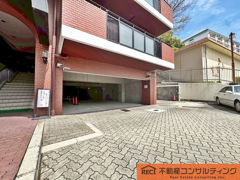 フローラハイツ岡本のエントランス