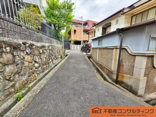 神戸市灘区楠丘町5丁目　中古戸建の前面道路含む現地写真
