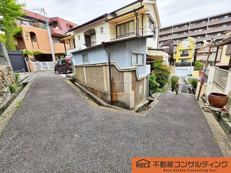 神戸市灘区楠丘町5丁目　中古戸建の前面道路含む現地写真