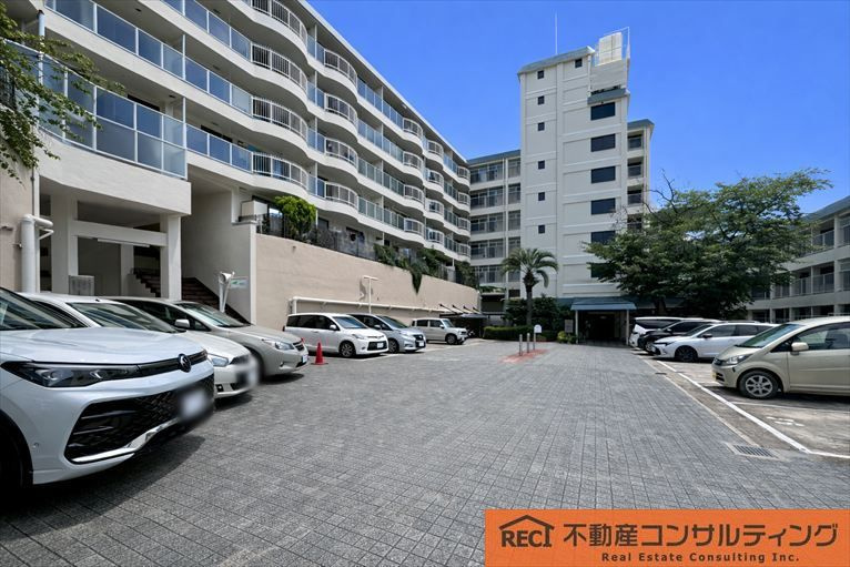 コボリマンション夙川老松台D棟の駐車場