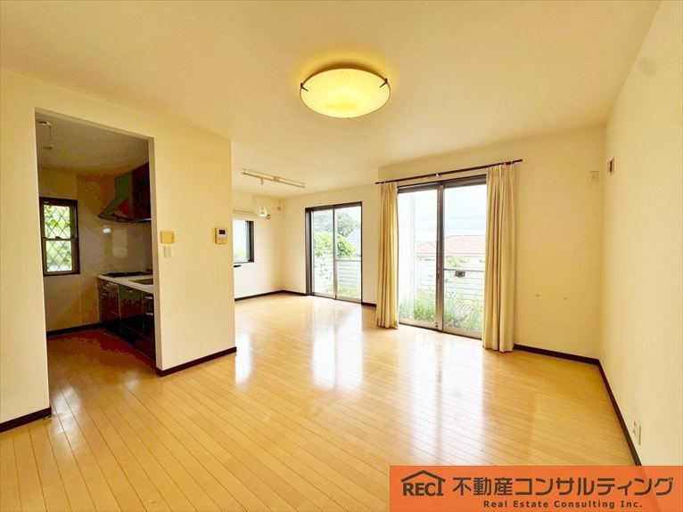 神戸市東灘区森北町7丁目　中古戸建の居間・リビング