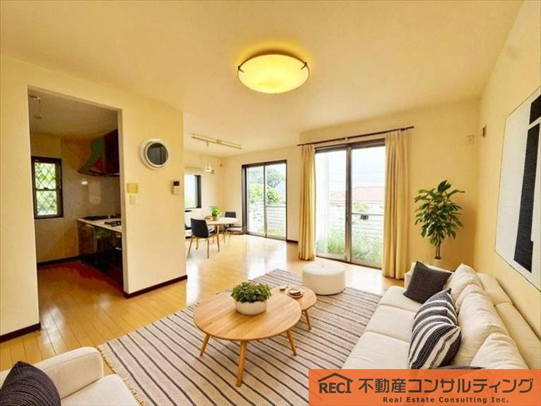 神戸市東灘区森北町7丁目　中古戸建の居間・リビング|平成19年築！家族時間を楽しめる広々18帖のLDK