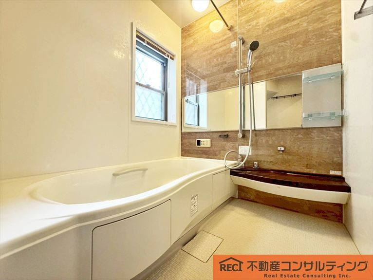 神戸市東灘区森北町7丁目　中古戸建の浴室|住宅設備も充実しています♪