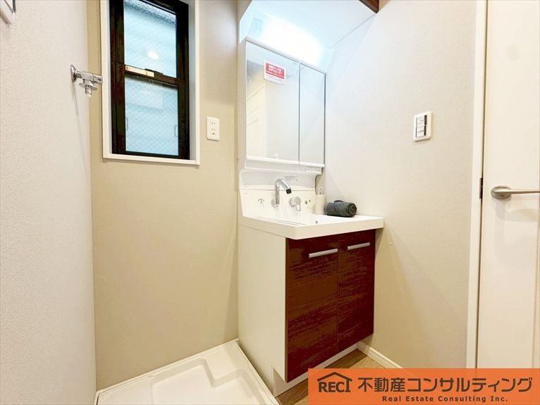 神戸市灘区岸地通3丁目　新築戸建の独立洗面台