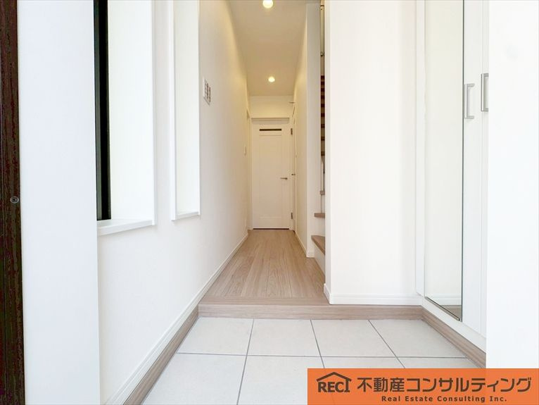 神戸市灘区岸地通3丁目　新築戸建の玄関
