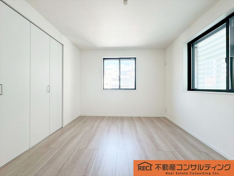 神戸市灘区岸地通3丁目　新築戸建の洋室