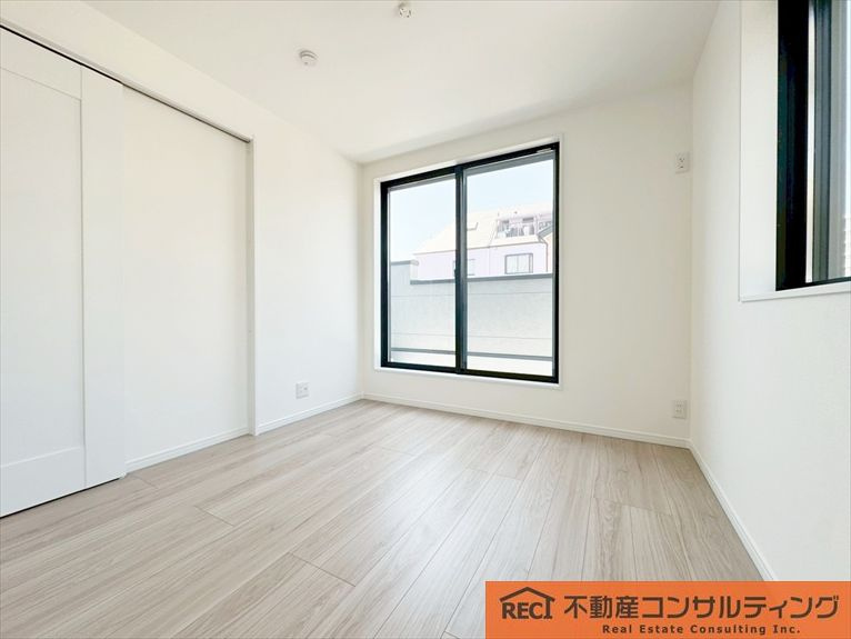 神戸市灘区岸地通3丁目　新築戸建の洋室