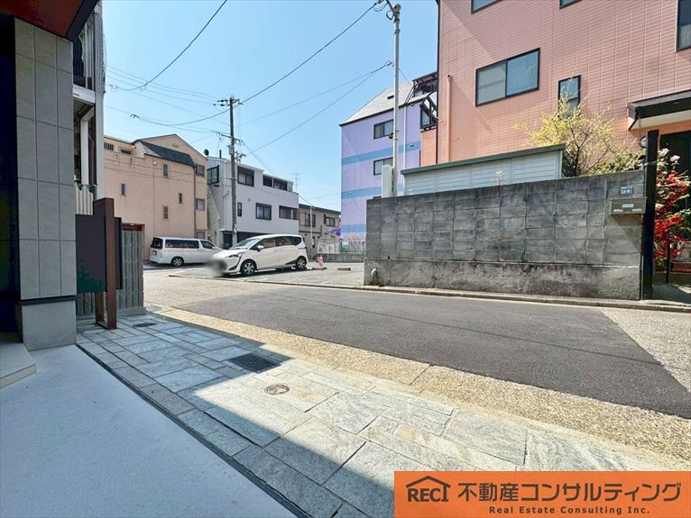 神戸市灘区岸地通3丁目　新築戸建の前面道路含む現地写真