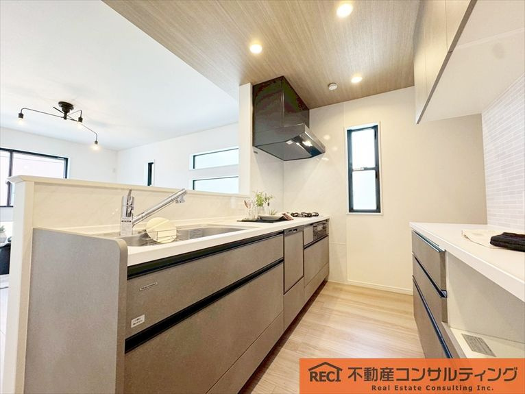 神戸市灘区岸地通3丁目　新築戸建のキッチン|3沿線徒歩圏内の好立地！