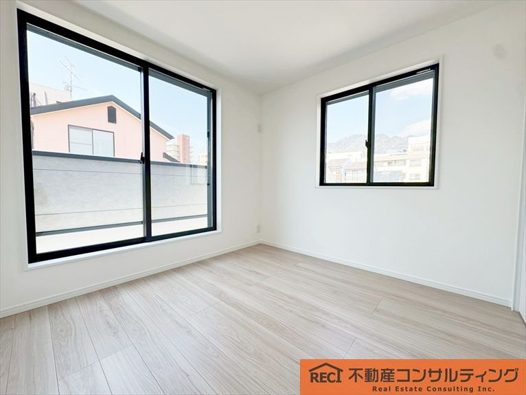 神戸市灘区岸地通3丁目　新築戸建の洋室