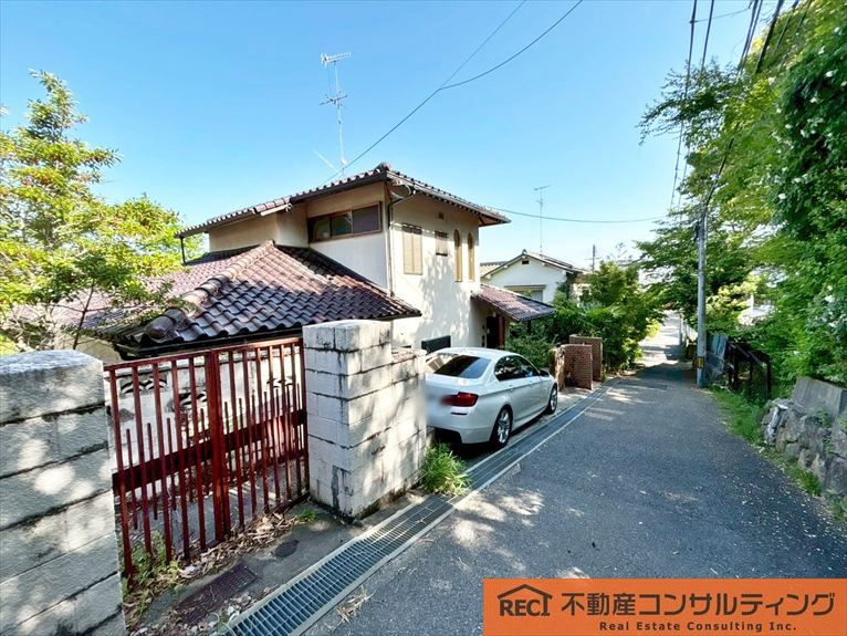 西宮市苦楽園二番町　中古戸建の前面道路含む現地写真